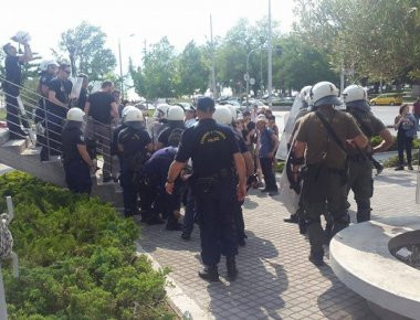 Ένταση στο δημαρχείο Θεσσαλονίκης: ΜΑΤ- Εναντίον αναρχικών (φωτό, βίντεο)